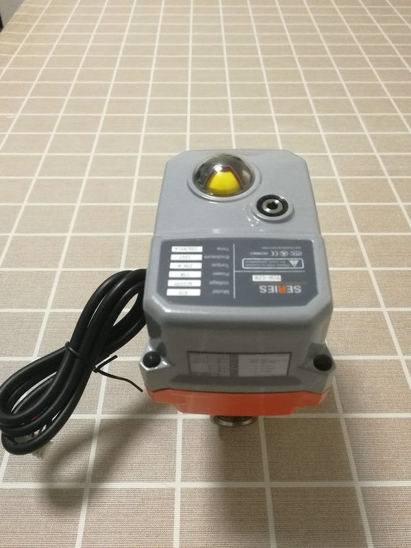 Attuatore pneumatico a 3 posizioni con funzione di giro di un quarto che offre una gamma di coppia da 10 a 500 Nm e un trattamento superficiale anodizzato